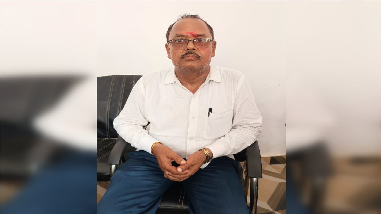 Anti corruption team arrested revenue inspector taking bribe in Prayagraj