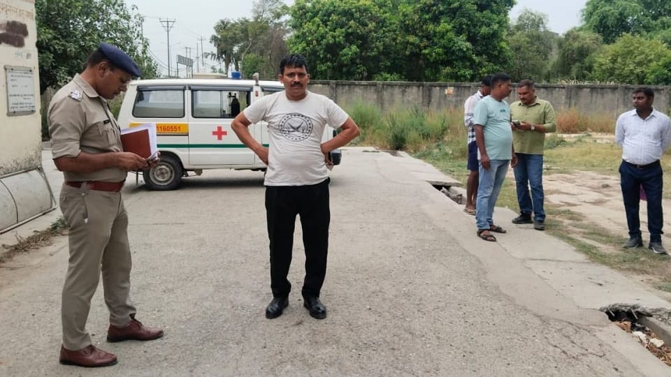 Pantnagar News: Airport air traffic incharge Ashish had lipstick on his lips and a bindi on his forehead