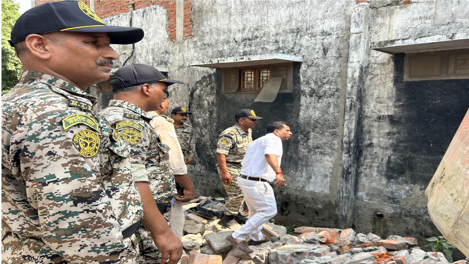 Municipal commissioner Gaurav Singh Sogarwal took action against encroachment by running a bulldozer
