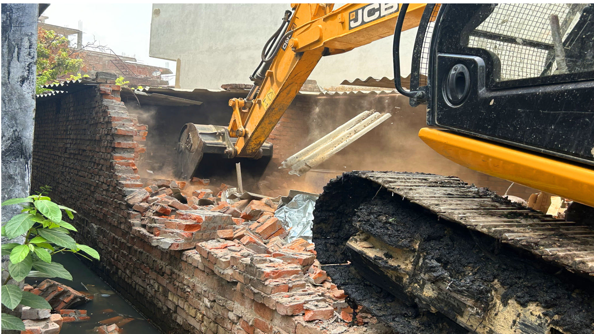 Municipal commissioner Gaurav Singh Sogarwal took action against encroachment by running a bulldozer