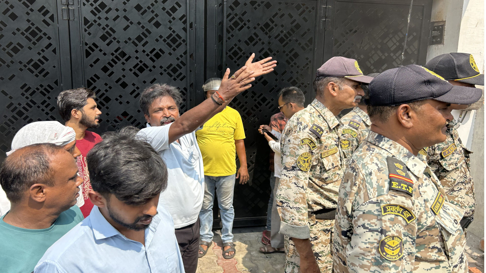 Municipal commissioner Gaurav Singh Sogarwal took action against encroachment by running a bulldozer