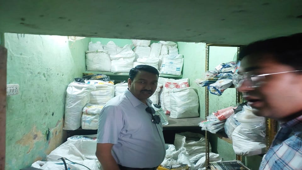 Five quintals of polythene seized from house and shop in haldwani
