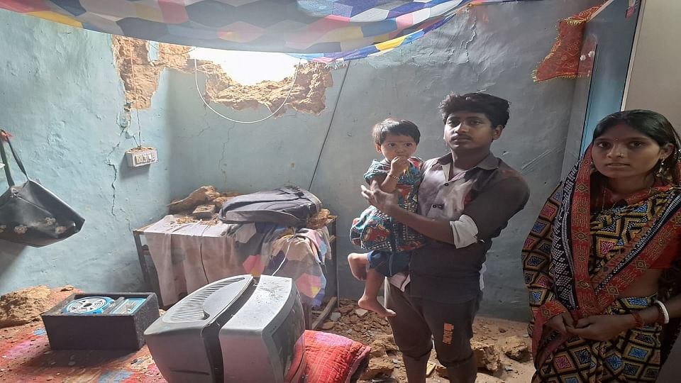 Balrampur Ramanujganj: हाथी के हमले से बाल-बाल बचे दंपती और बच्ची, दीवार गिराई फसल की बर्बाद