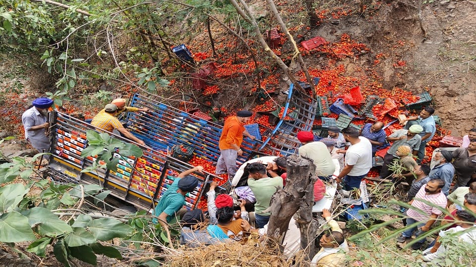 Pickup full of tomatoes fell into deep ditch near Kiratpur Punjab driver and helper injured