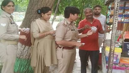 woman thana incharge brought smile on face of old man by selling his Bhelpuri who sitting dejected at thela