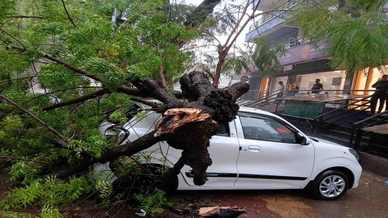 Sirohi News: Rain along with strong winds brought relief from heat in Abu Road
