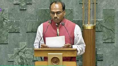 लोकसभा में शपथ लेते सांसद मन्नालाल रावत।