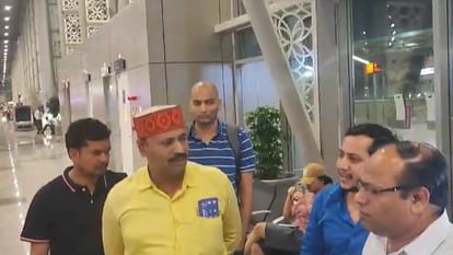 Lucknow: 18 यात्रियों को लिए बिना ही उड़ गई इंडिगो की फ्लाइट, हंगामा करने पर बस से भेजा गया Indigo flight takes off without taking 18 passengers.