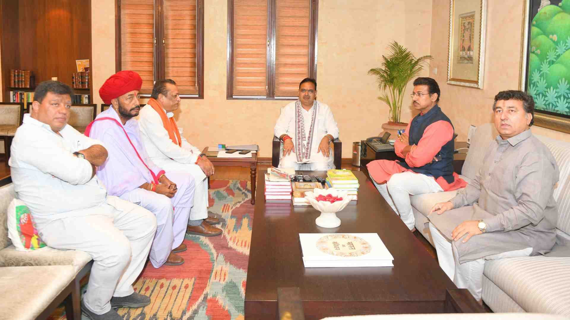 मंत्री और विधायक के साथ बैठक करते सीएम भजनलाल।