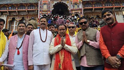 Minister Dhan Singh Rawat visited Badrinath and contacted voters in Mana Village