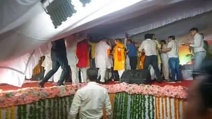 MP News: शिवपुरी में बाल-बाल बचे केंद्रीय मंत्री ज्योतिरादित्य सिंधिया, आभार सभा में टेंट गिरने से मचा हड़कंप MP News Union Minister Jyotiraditya Scindia narrowly escaped in Shivpuri tent collapsed gratitude meeting