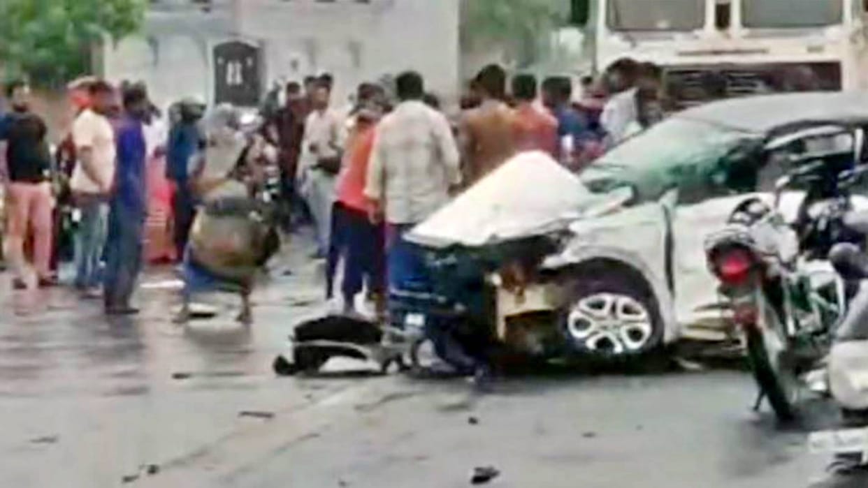 Shahdol News Car and Bolero collide villagers beat up relatives of injured