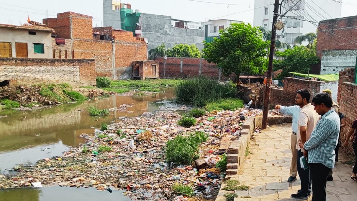 Challan and fine for throwing garbage in drain in Varanasi