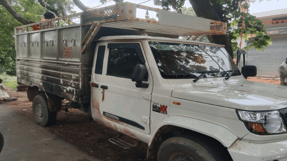 pickup vehicle loaded with passengers caught fire due to a short circuit in Pendra