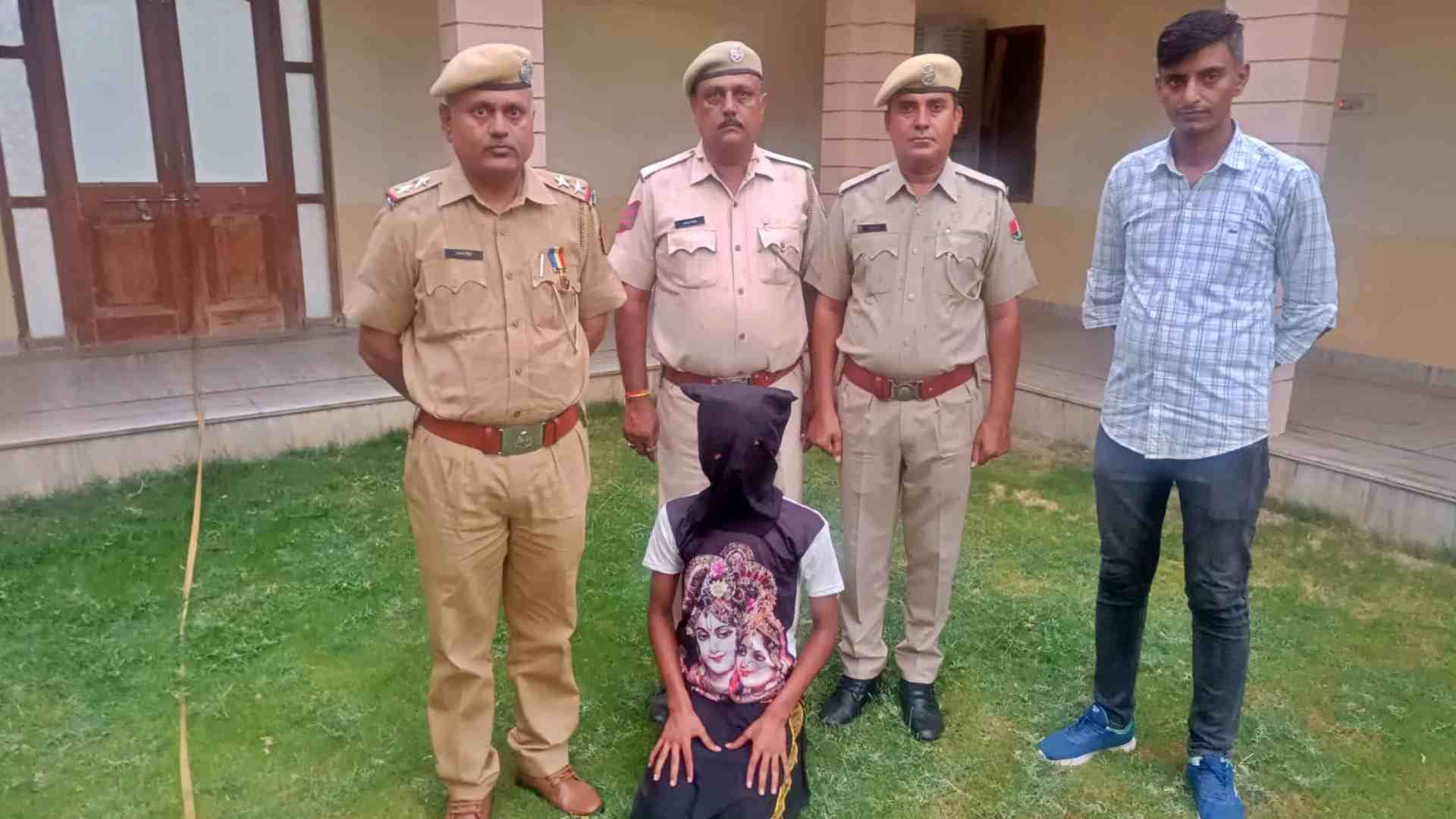 पुलिस की गिरफ्त में आरोपी।