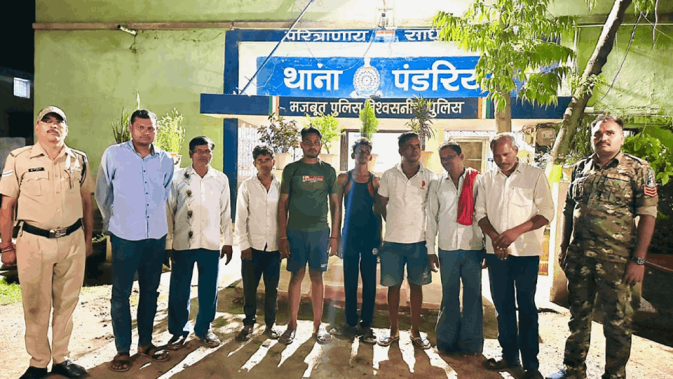10 accused were arrested in a crackdown against gamblers in Kabirdham district