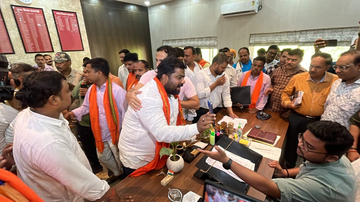 Councillors protest at city office in Varanasi over drinking water and sewer problems