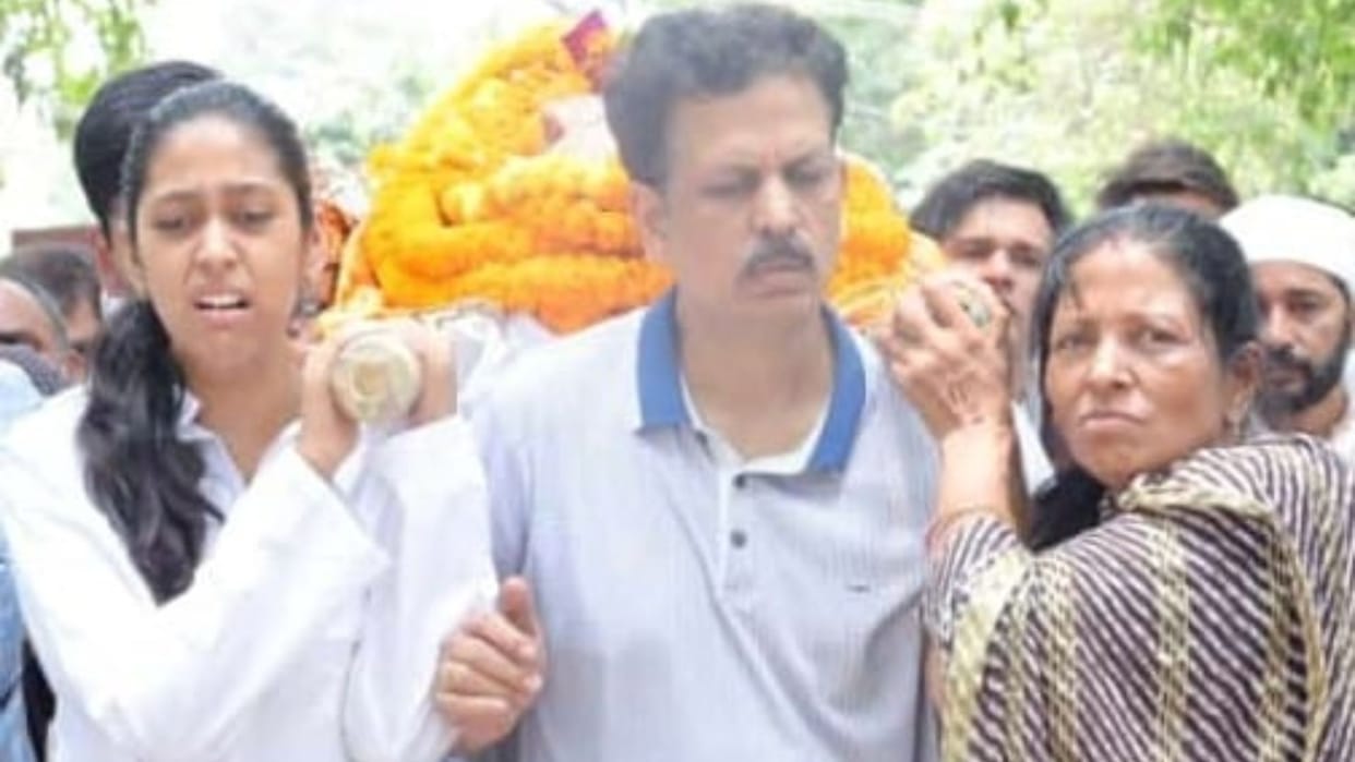BHU doctor Prof. Omshankar father death Daughter and daughter-in-laws performed last rites