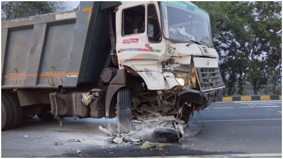 Sagar News: Two youths riding a bike were hit by a dumper one died and one injured