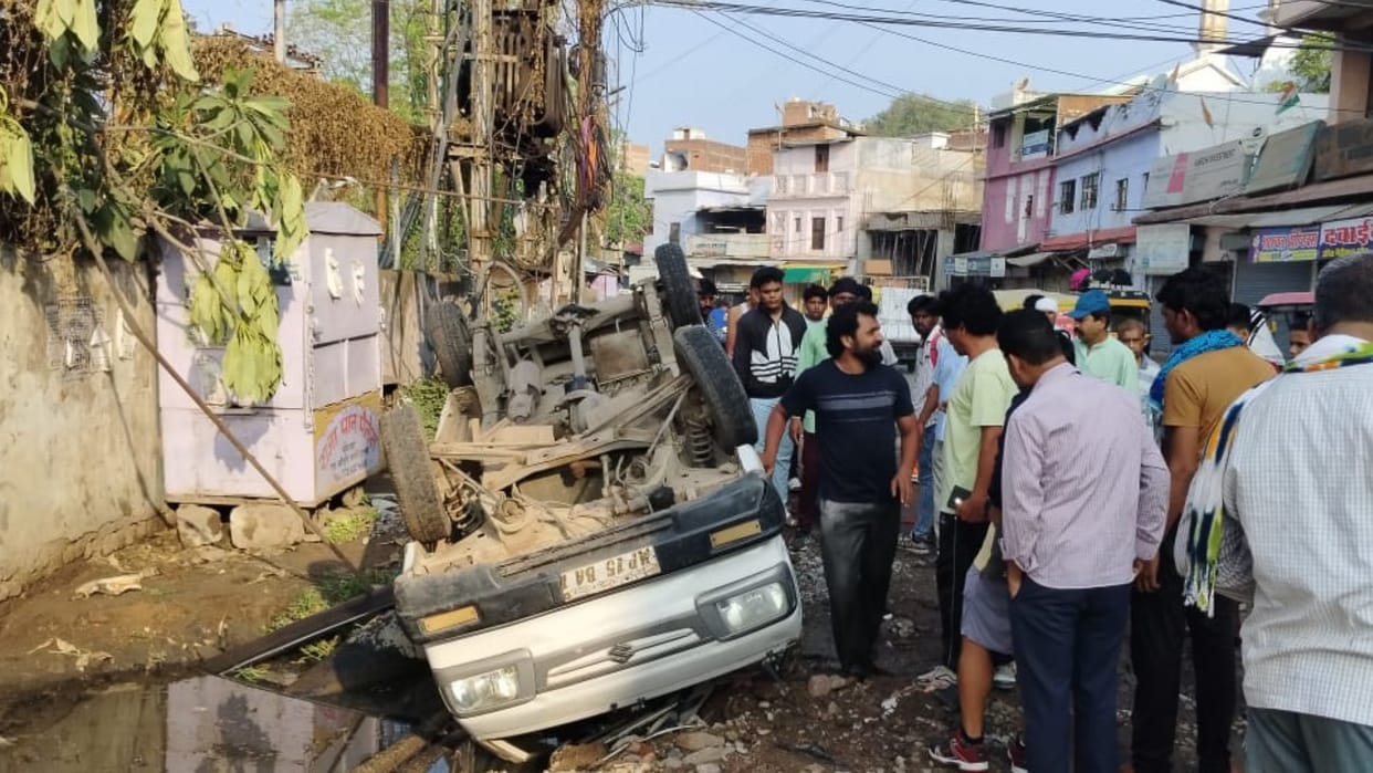 Maruti van carrying school children overturned in Sagar