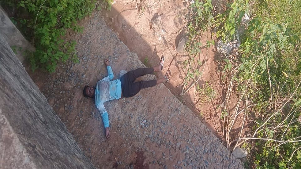 young man was sleeping on bridge died after falling in Kondagaon