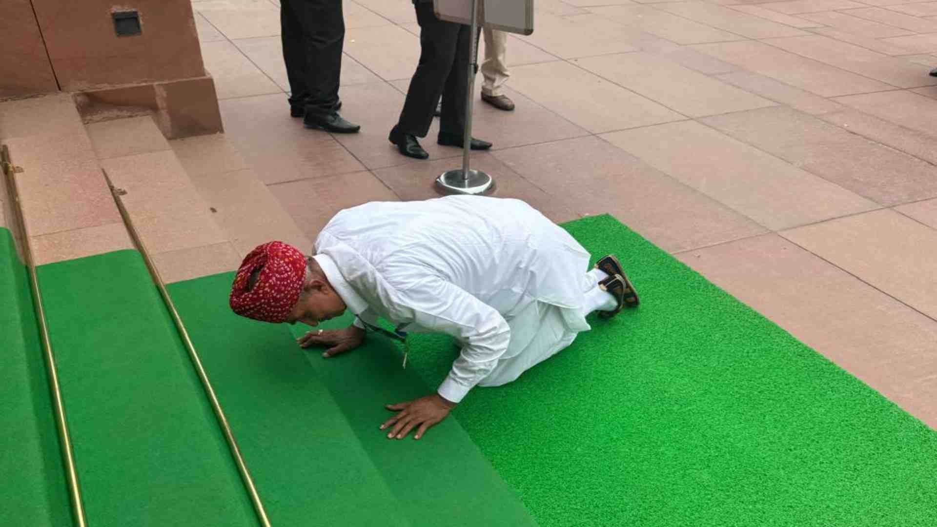 सीढ़ियों पर झुककर प्रणाम करते लुंबाराम चौधरी