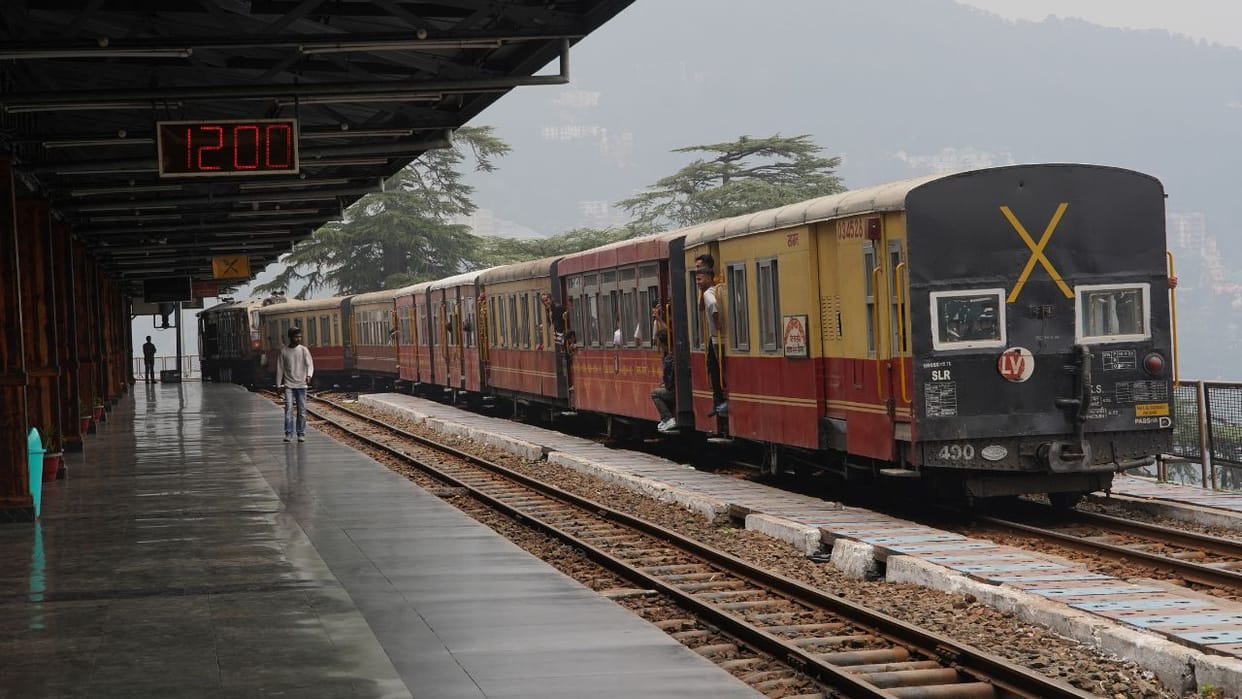 Kalka-shimla Railway Track Trains reached Shimla after three days tourists got relief
