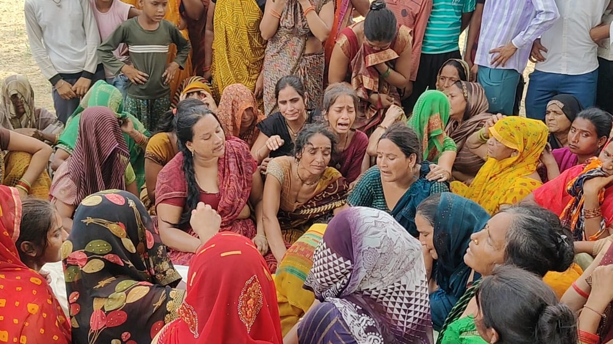 Villagers angry with suicide of brothers troubled by police harassment in Agra staged protest demanding their