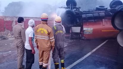 Kanpur: Acid tanker caught fire after being hit by a trailer