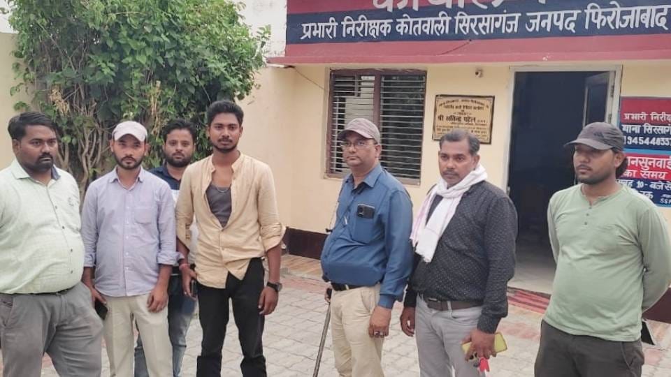 jila panchayat member chased beaten to JE In Firozabad who went to cut tubewell connection