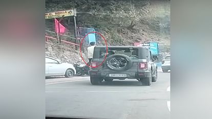 In Shimla a tourist did a stunt by hanging from a moving Thar, police issued a challan