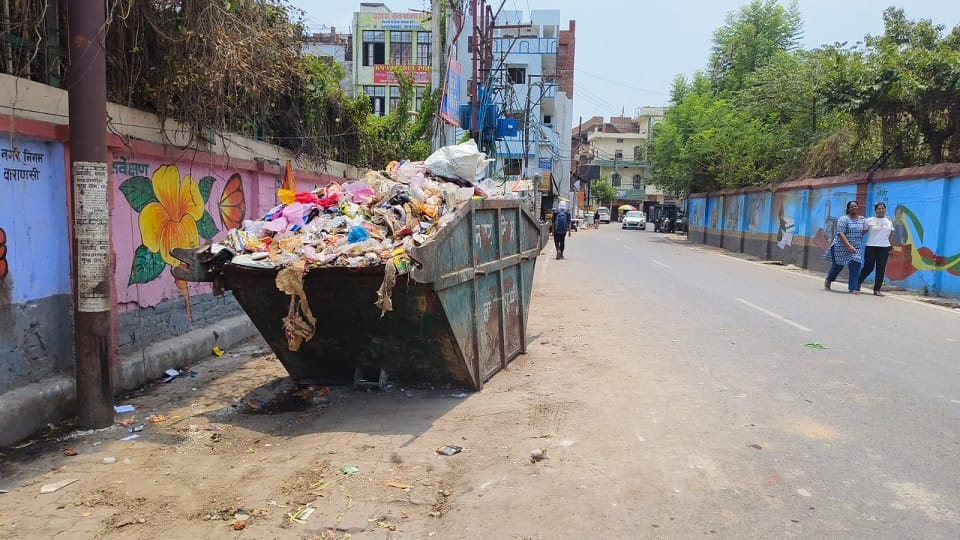 Angry sanitation workers protested due to non-payment of salary and halted the cleaning system in varanasi