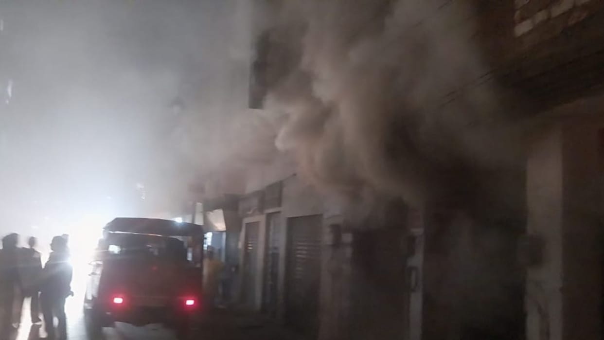 fire broke battery shop in varanasi family saved their lives loss of lakhs