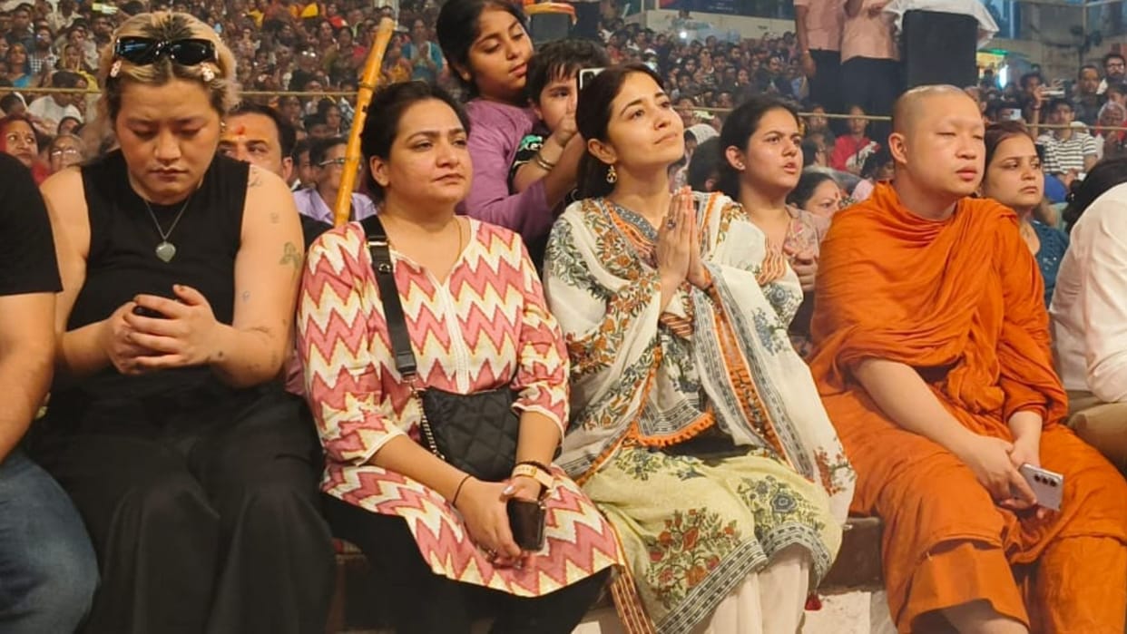 Mirzapur-3 web series actress Shweta Tripathi attended Ganga Aarti in Kashi
