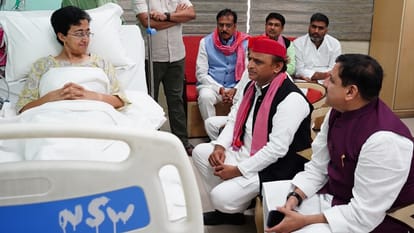 Akhilesh Yadav reached LNJP Hospital to meet Atishi