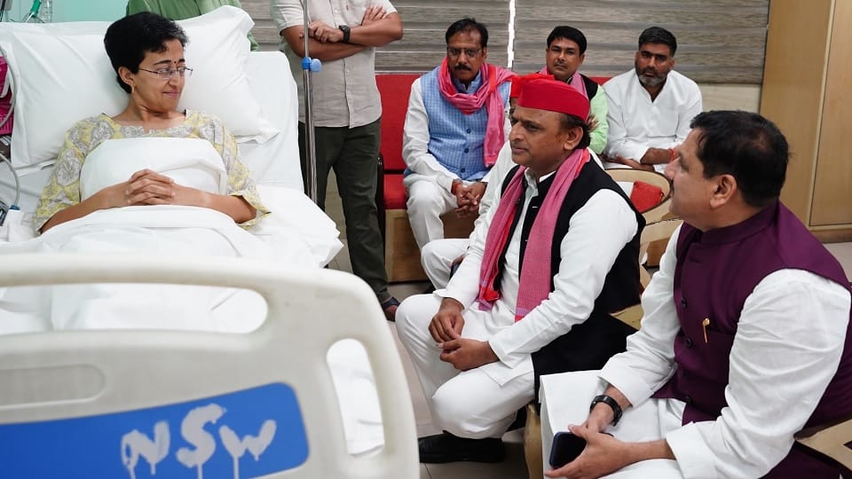 Akhilesh Yadav reached LNJP Hospital to meet Atishi
