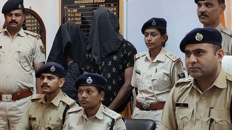 Begusarai: पुलिस छापेमारी मे दो कुख्यात अपराधी गिरफ्तार , भारी मात्रा , हथिर और नगदी  बरामत