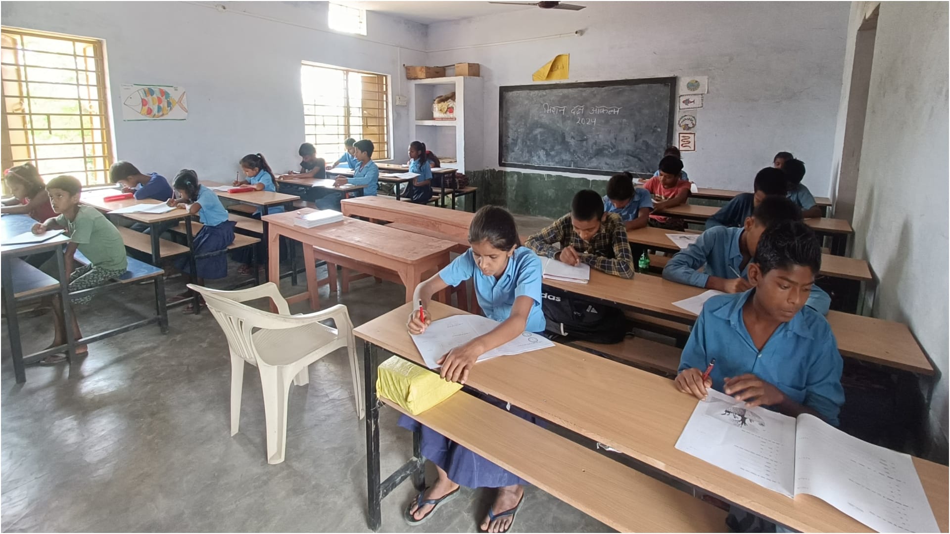 विद्यालय में छात्र - छात्राएं।