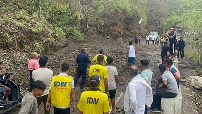 Rishikesh News Heavy Debris Come in Khara Srot after Heavy Rainfall many vehicles stranded