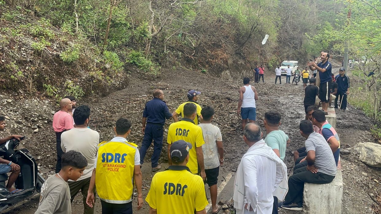 Rishikesh News Heavy Debris Come in Khara Srot after Heavy Rainfall many vehicles stranded