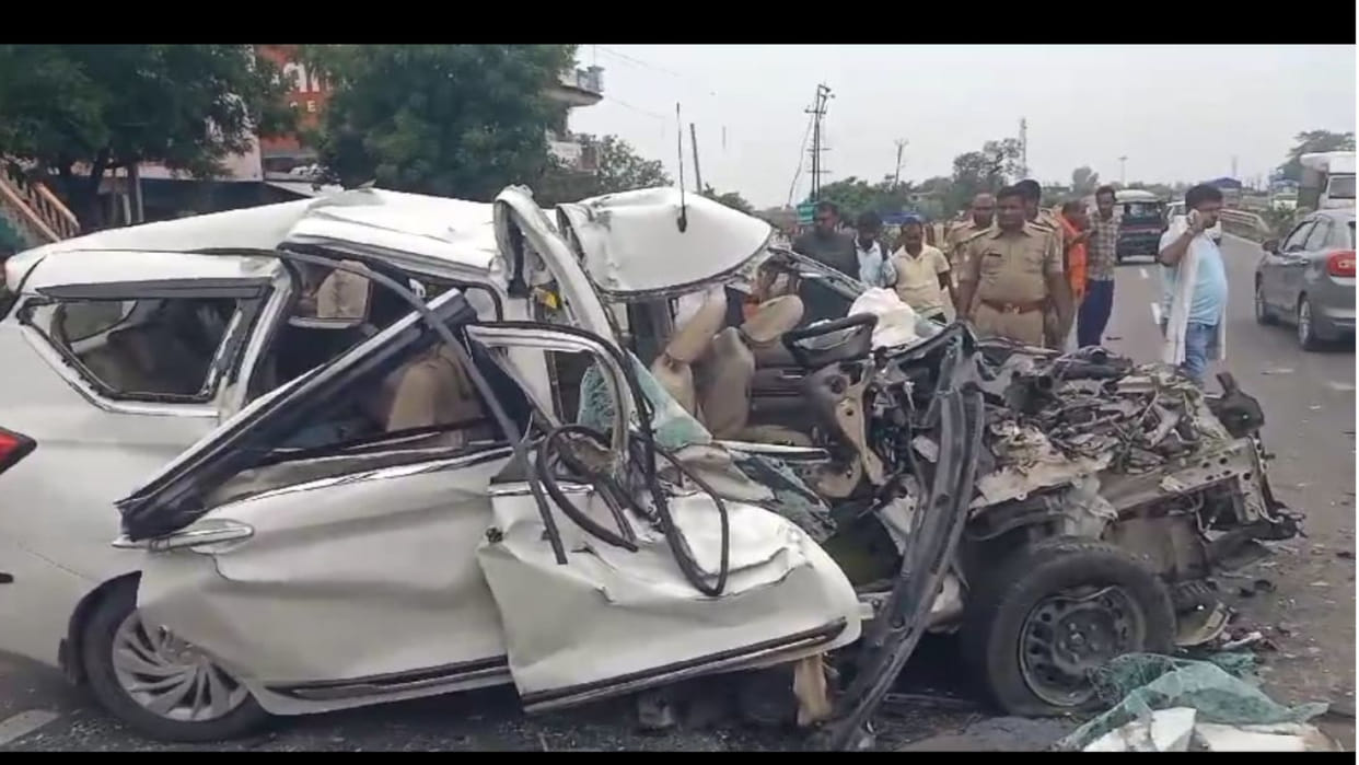 Car going to Lucknow collided with trolley in Basti, were going from Sant Kabir Nagar