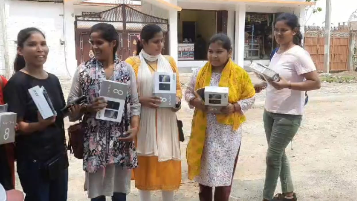 free tablet scheme scam 500 rupees collected from students in college for free tablet in ballia