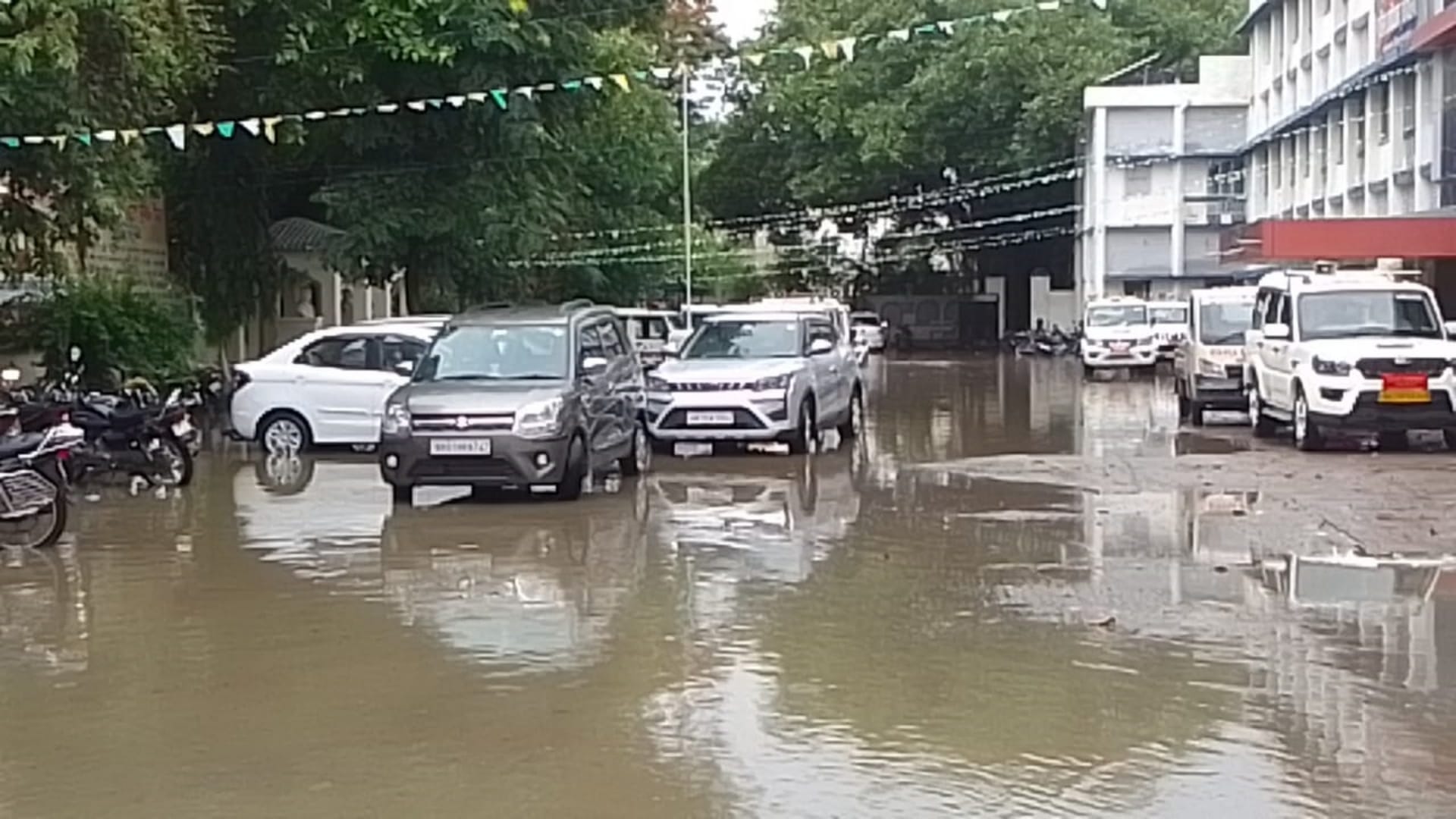 Gopalganj: Collectorate flooded due to 1 hour of rain; Kachheri, Court and Education Department also submerged