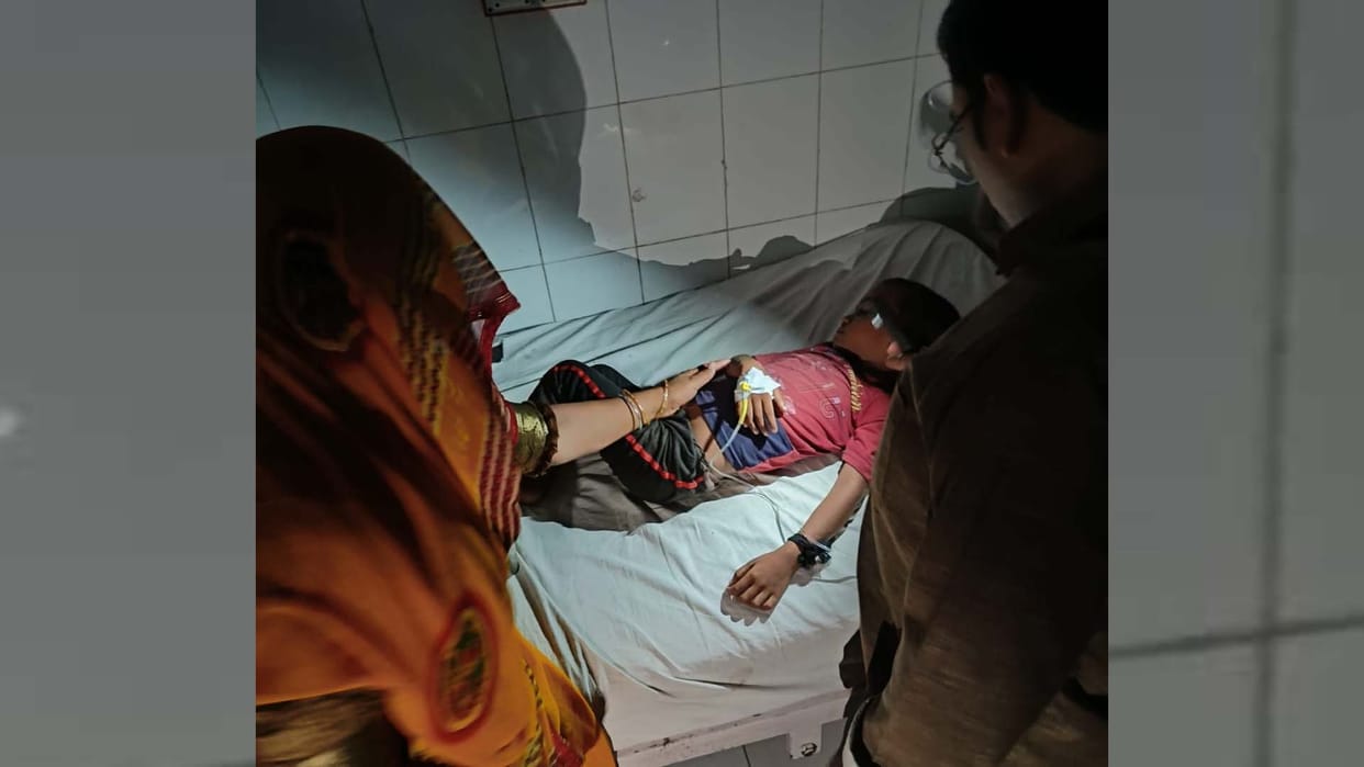Hamirpur: Power cut in district hospital, treatment done in torch light