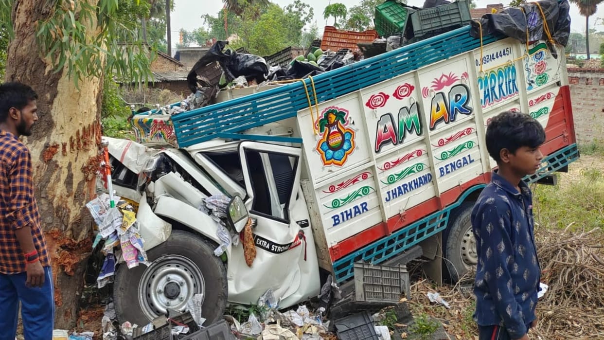Jamui Accident: Pickup loaded with Malda mangoes collided with a tree, driver died and co-driver critical