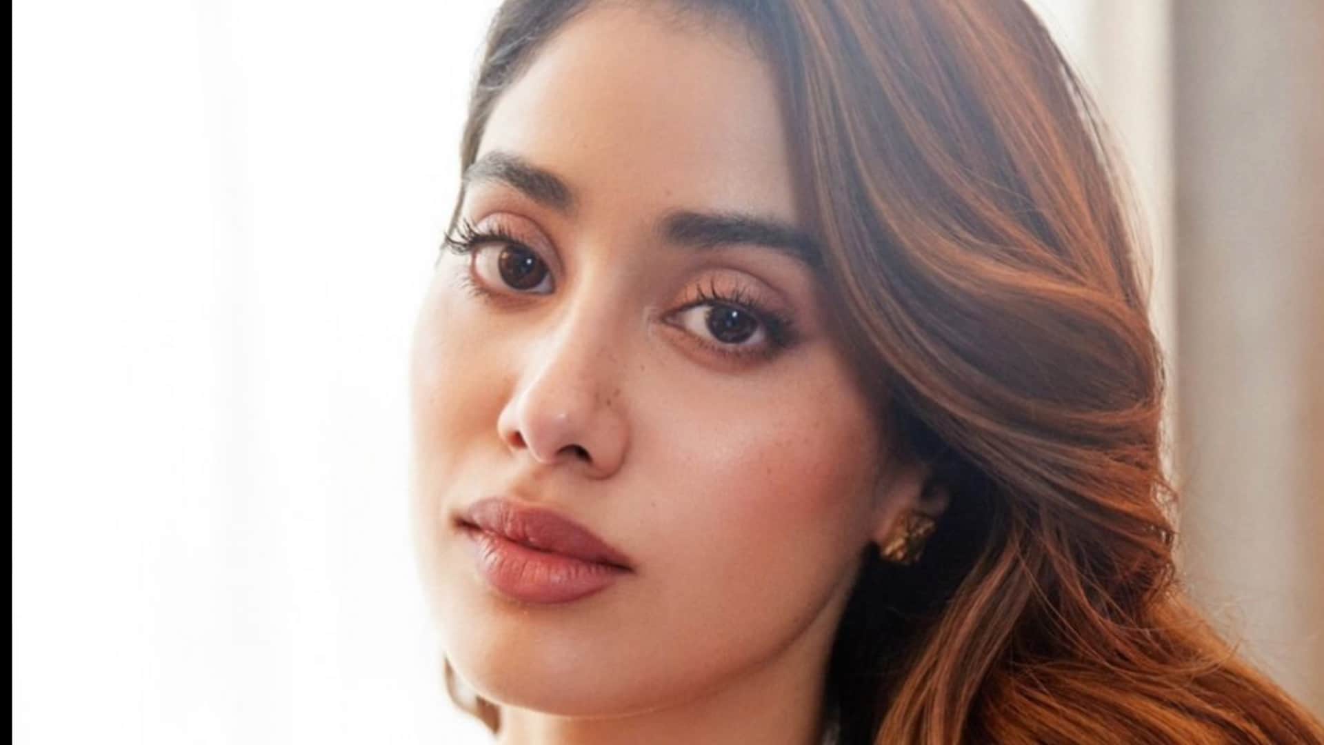 Janhvi Kapoor looked uncomfortable at airport when fans crowd her for selfies netizens says let her breath