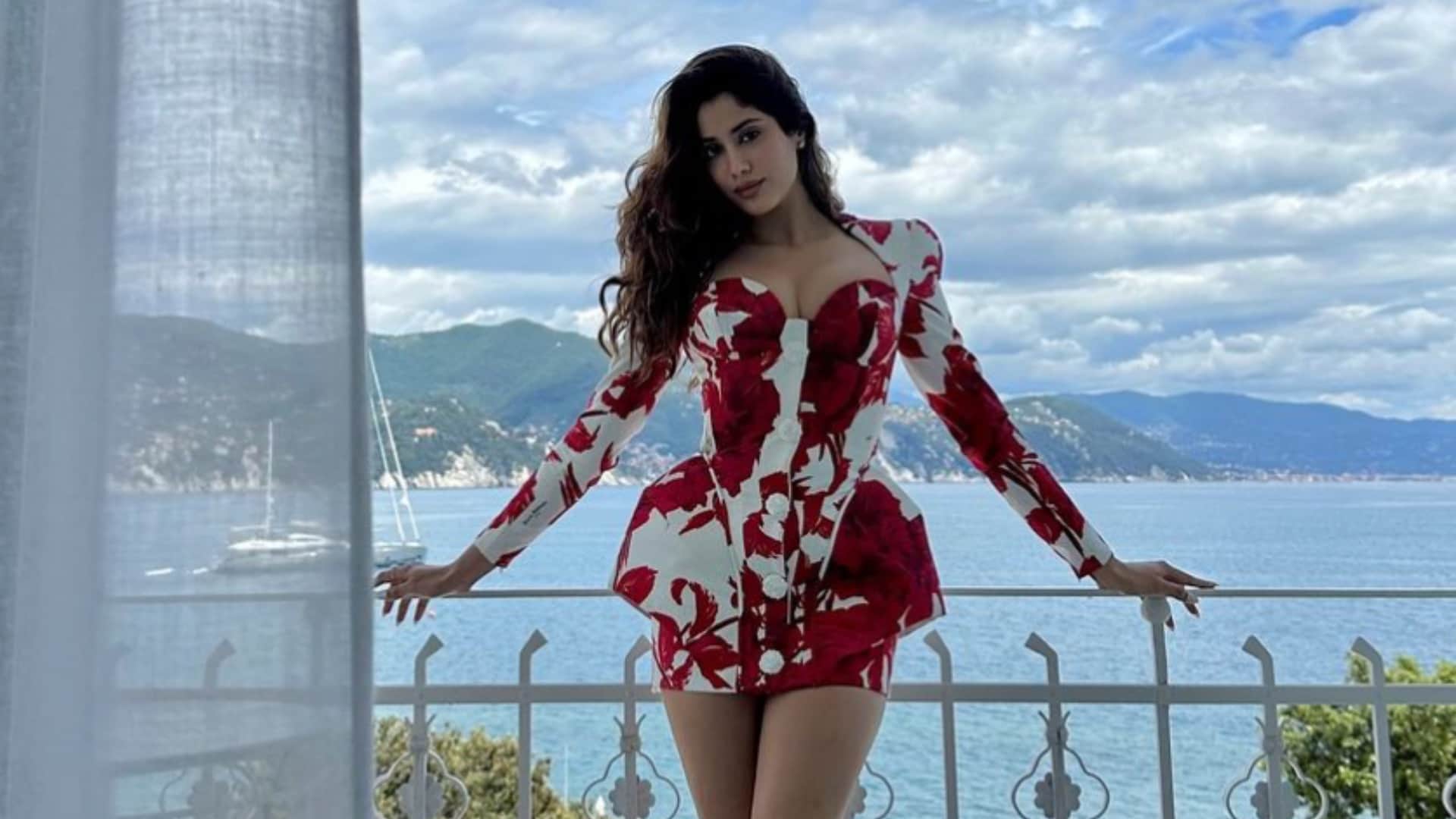 Ulajh New Poster out Janhvi Kapoor ready to compete with Ajay Devgan fans got excited