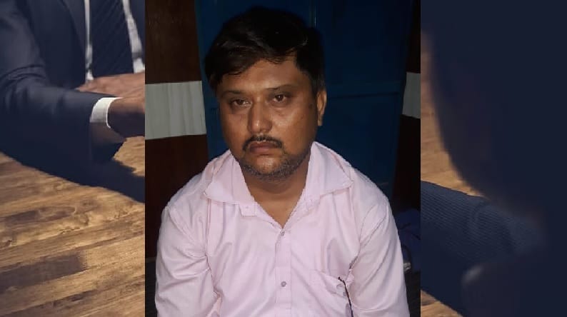 Lekhpal arrested for taking 50 thousand bribe from farmer, District Magistrate ordered departmental inquiry