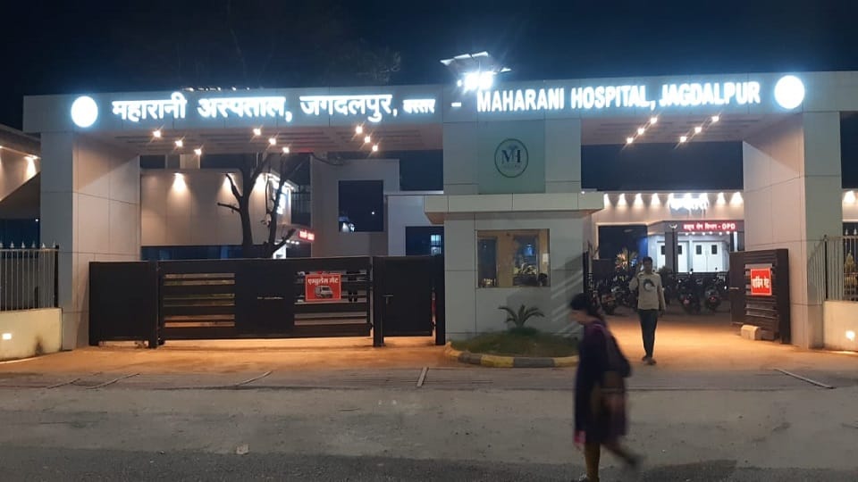 man robbed a woman of Rs 87000 by claiming to be a doctor from Maharani Hospital in Jagdalpur