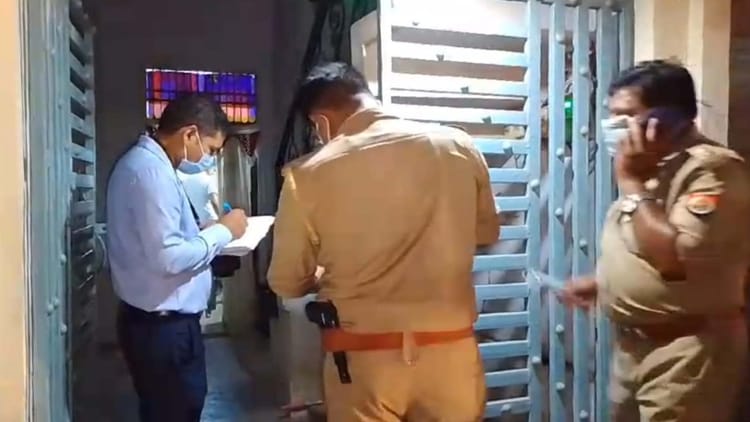 Unnao: पत्नी की हत्या कर थाने पहुंचा पति, बोला- साहब! मैंने गला दबाकर मार डाला, कमरे में पड़ा है शव